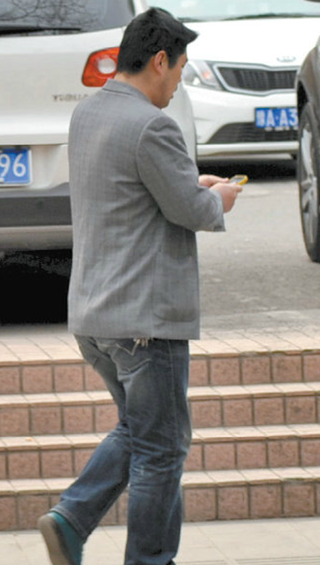 Illustration for article titled Chinese Man Pickpockets an iPhone By Using... Chopsticks